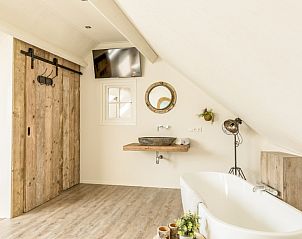 Stijlvolle badkamer met vrijstaand bad in Chill op Ameland.