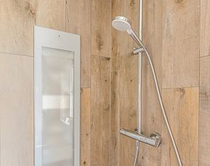 Regendouche in moderne badkamer van Chill op Ameland Ballum.