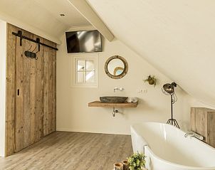 Ruime badkamer met houten details in Chill op Ameland Ballum.