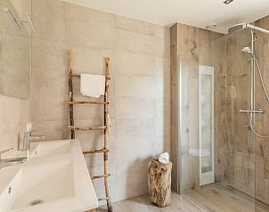 Stijlvolle badkamer met dubbele wastafel in Chill op Ameland.