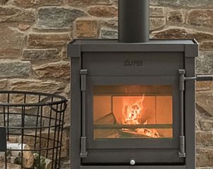 Knusse houtkachel in Chill op Ameland vakantiehuis Ballum.