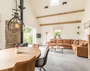 Lichte woonkamer met eethoek in Chill op Ameland vakantiehuis.