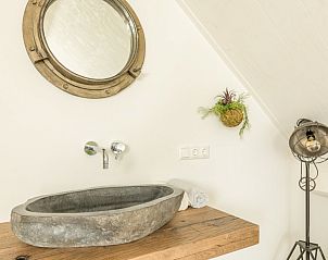 Moderne wastafel in badkamer van Chill op Ameland Ballum.