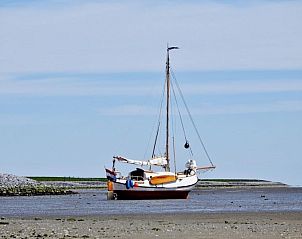 Zeilboot op het water nabij Chill op Ameland Ballum.