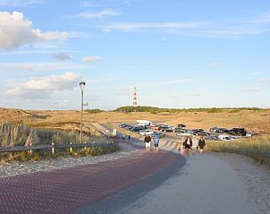 Stylish decoration on the dining table of chalet Oester 167, Ballum, Ameland with flowers and ceramics.