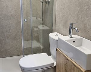 Moderne badkamer van Chalet2rent Ameland in Ballum, vakantiehuis op de Waddeneilanden.