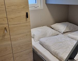 Comfortabele slaapkamer met stapelbedden in Chalet2rent Ameland, Ballum.