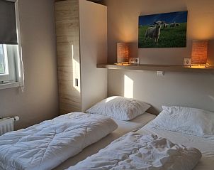 Luxe slaapkamer met tweepersoonsbed in Chalet2rent Ameland, Ballum.