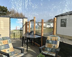 Zonnig terras van Chalet2rent Ameland in Ballum met comfortabele zitplekken.