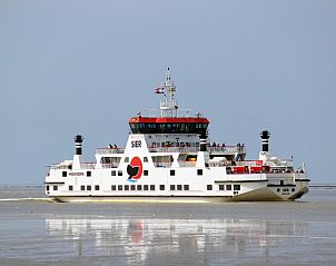 Veerboot naar Ameland, toegangspoort tot Chalet2rent Ameland in Ballum.