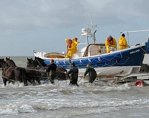 Traditionele boottocht rond Ameland, nabij Chalet2rent Ameland in Ballum.