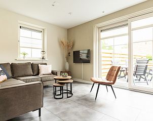 Gezellige woonkamer in Storm Ameland appartement, Ballum, met comfortabele zitruimte.