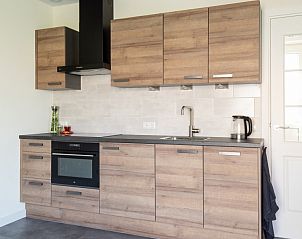 Moderne keuken in Storm Ameland vakantiehuis, Ballum, volledig uitgerust op de Waddeneilanden.