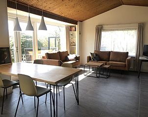 Ruime eet- en zitruimte in Esti bungalow, Ballum, Ameland met veel natuurlijk licht.
