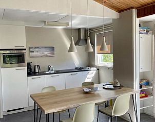 Moderne keuken in Esti vakantiewoning, Ballum, Ameland op de Waddeneilanden.