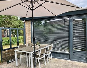 Buitenterras met parasol in Esti bungalow, Ballum, Ameland op de Waddeneilanden.