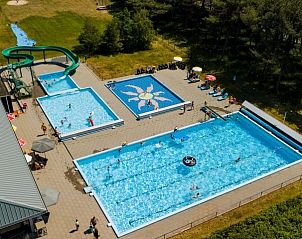 Zwembadfaciliteiten nabij Esti vakantiehuis, Ballum, Ameland voor ontspanning.