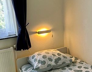 Knusse slaapkamer in Esti vakantiewoning, Ballum, Ameland met natuurlijk licht.