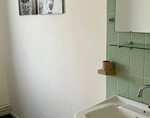 Slaapkamer met wastafel in Esti vakantiewoning, Ballum, Ameland.