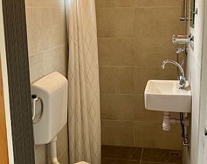 Badkamer met douche in Esti vakantiehuis, Ballum, Ameland op de Waddeneilanden.