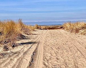 Zandpad naar het strand nabij Esti bungalow, Ballum, Ameland.