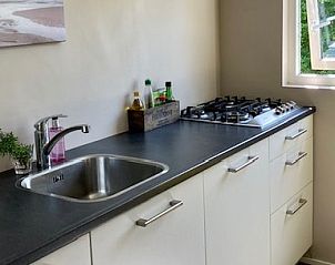 Moderne keuken in Esti bungalow, Ballum, Ameland met uitzicht op de tuin.