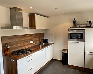 Volledig uitgeruste keuken in Tree Lodge, Ballum, Ameland met moderne apparatuur.