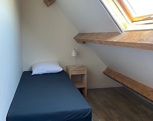 Kleine slaapkamer met eenpersoonsbed in Tree Lodge, Ballum, Ameland.