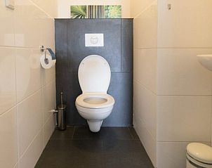 Moderne badkamer met toilet in Tree Lodge, Ballum, Ameland.