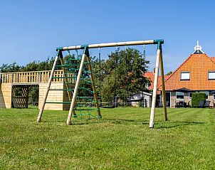 Speeltoestellen in de tuin van Tree Lodge, Ballum, Ameland voor kinderen.