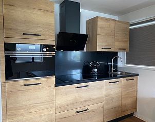 Moderne keuken in appartement Fleurie, Ballum, Ameland, voorzien van alle gemakken voor een comfortabel verblijf.
