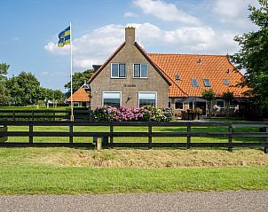 Voorzijde van appartement Fleurie in Ballum, Ameland, met een charmante landelijke uitstraling.