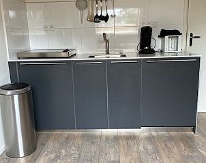 Moderne kitchenette in Petit appartement, Ballum, Ameland, voorzien van alle gemakken voor een comfortabel verblijf.
