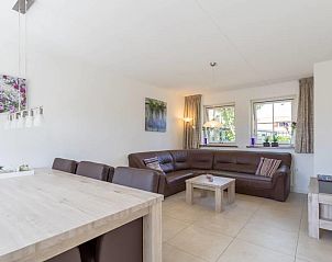 Gezellige woonkamer in Weigelia, Ballum, Ameland met comfortabele zithoek en veel natuurlijk licht.