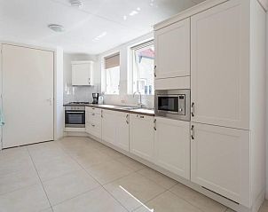 Moderne keuken in Weigelia vakantiehuis, Ballum, Ameland met complete voorzieningen voor een comfortabel verblijf.