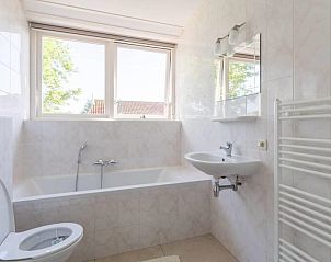 Moderne badkamer in vakantiehuis Linde, Ballum, Ameland met ligbad en ruim uitzicht op de Waddeneilanden.