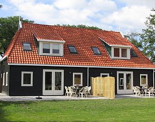 Terras van vakantiehuis Hazelaar in Ballum, Ameland met uitzicht op de tuin.