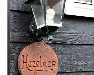 Buitenlamp en naambordje Hazelaar bij vakantiehuis in Ballum, Ameland.