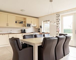 Gezellige keuken in vakantiehuis Hazelaar, Ballum, Ameland met moderne voorzieningen.