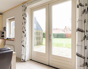 Ruime eetkamer in vakantiehuis Hazelaar, Ballum, Ameland met uitzicht op de tuin.