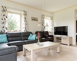 Moderne zithoek in vakantiehuis Hazelaar, Ballum, Ameland met televisie.