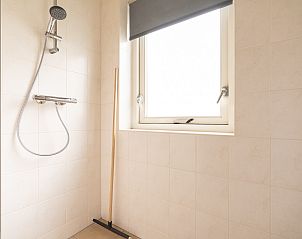 Douche in vakantiehuis Hazelaar, Ballum, Ameland met natuurlijk licht.
