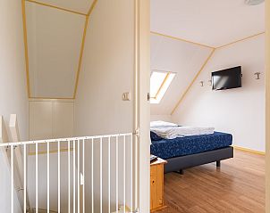 Trap naar boven in vakantiehuis Hazelaar, Ballum, Ameland met kindveilige hekje.