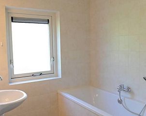 Moderne badkamer met ligbad in vakantiehuis Esdoorn, Ballum, Ameland.