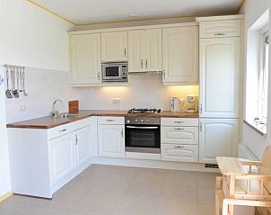 Volledig uitgeruste keuken in vakantiehuis Esdoorn, Ballum, Ameland met moderne apparatuur.