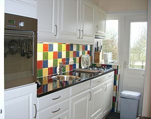 Moderne keuken in Akkerduin vakantiehuis in Ballum, Ameland met kleurrijke tegels.