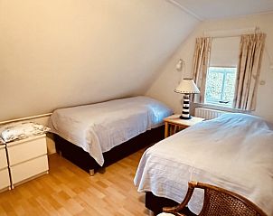 Slaapkamer met grote ramen in Akkerduin vakantiehuis in Ballum, Ameland.