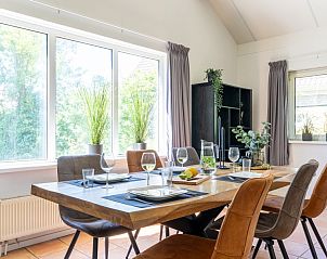 Eetkamer in Arcoz vakantiehuis, Ballum, Ameland met uitzicht op de tuin.