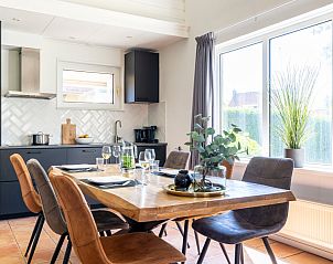 Stijlvolle keuken in Arcoz vakantiehuis, Ballum, Ameland met grote ramen.