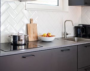 Moderne keukenapparatuur in Arcoz vakantiehuis, Ballum, Ameland.